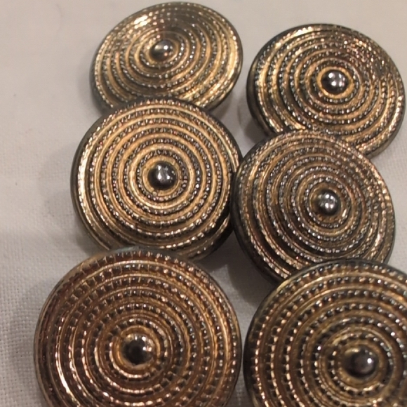 Buttons Gold Circular Design - Picture 2 of 3